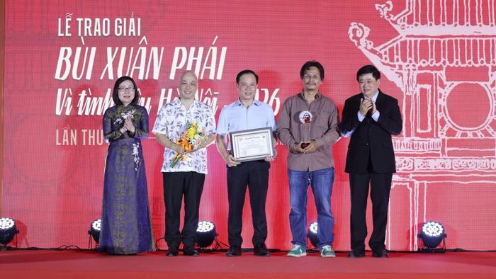 Phó Giáo sư, Tiến sĩ Nguyễn Thế Kỷ trao Giải Tác phẩm thứ 2 - Vở cải lương “Người con gái Hà Thành”. (Ảnh: BTC)