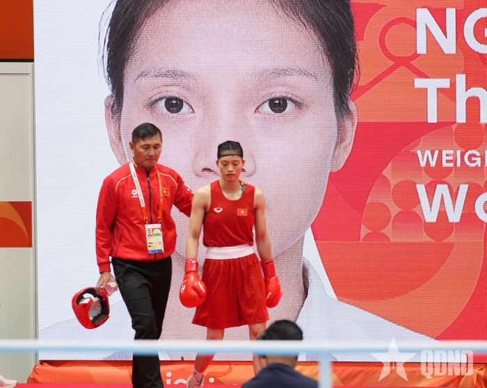 Chuyên gia Tawan Mungphing Klang cùng võ sĩ Nguyễn Thị Tâm tại ASIAD 20. Ảnh: BÙI LƯỢNG
