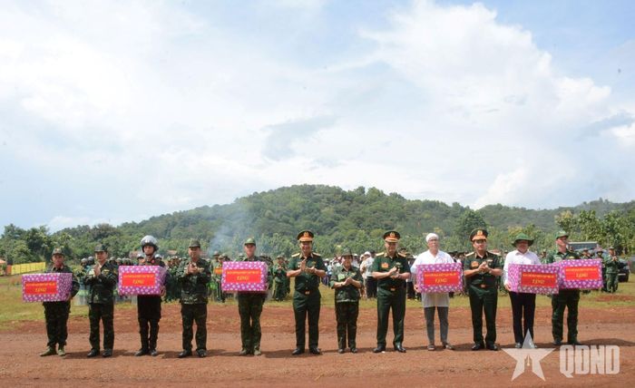  Thủ trưởng Bộ Tổng Tham mưu, Quân khu 5 và lãnh đạo tỉnh Đắk Lắk tặng quà, động viên các lực lượng tham gia thực binh.