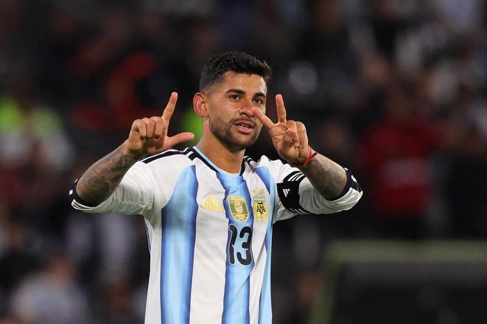 Cristian Romero chơi nổi bật trong ngày lần đầu đeo băng đội trưởng tuyển Argentina. Ảnh: AP