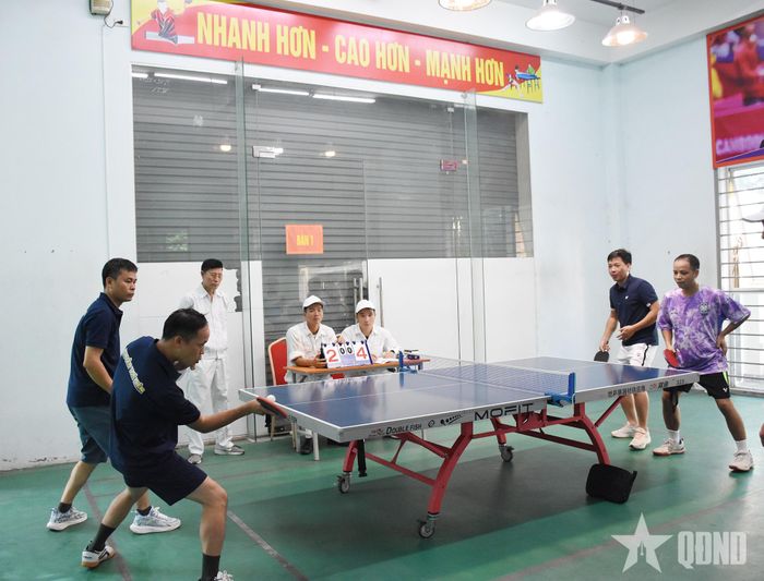  Trận thi đấu môn bóng bàn tại hội thao. 
