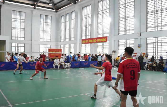 Trận thi đấu môn cầu lông tại hội thao. 