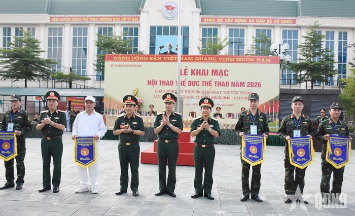  Các thủ trưởng Bộ tư lệnh Thủ đô Hà Nội trao cờ lưu niệm tặng đại diện các khối thi đua tham dự hội thao.  
