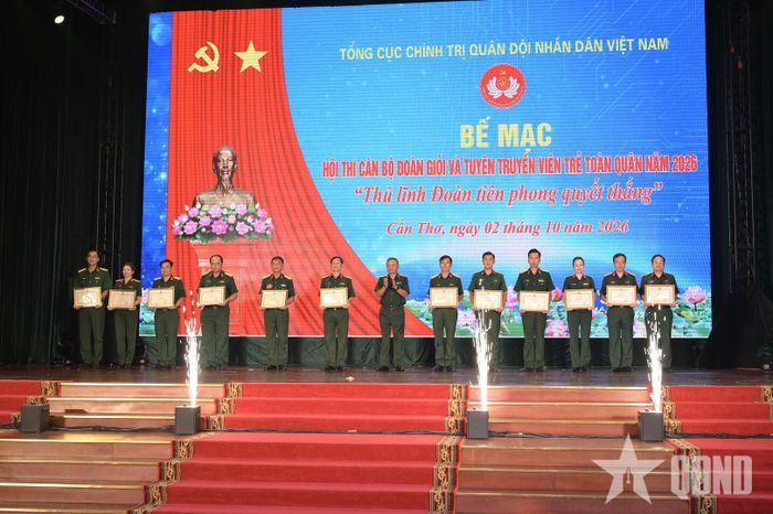 Thượng tướng Lê Quang Minh trao Bằng khen của Chủ nhiệm Tổng cục Chính trị tặng các tập thể, cá nhân có thành tích xuất sắc trong tham gia, tổ chức Hội thi cán bộ Đoàn giỏi và tuyên truyền viên trẻ năm 2026. 