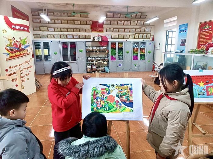  Các bạn nhỏ đã tự tin hơn, dám đứng trước cô giáo và cả lớp thuyết trình về tác phẩm của mình. Ảnh: Nhân vật cung cấp 