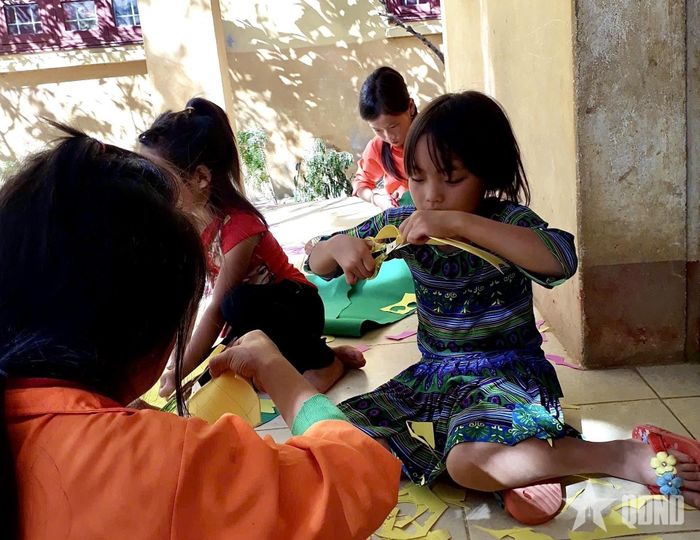  Các bạn học sinh được thỏa sức sáng tạo ra các sản phẩm thủ công của riêng mình. Ảnh: Thanh Thảo  