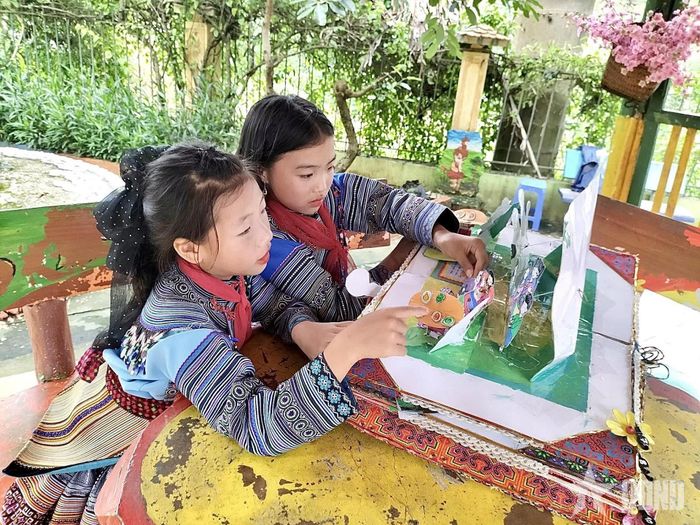  Các bạn học sinh cùng nhau chia sẻ về mô hình thủ công của mình. Ảnh: Thanh Thảo  
