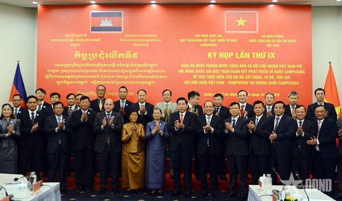Các đại biểu chụp ảnh lưu niệm.