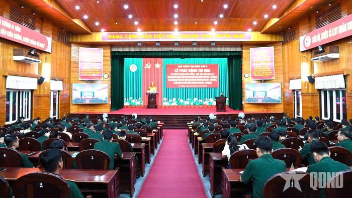  Quang cảnh lễ phát động đợt thi đua cao điểm.  