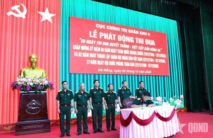  Thiếu tướng Võ Văn Hưng và Thiếu tướng Đoàn Văn Nhất chứng kiến các cụm ký kết giao ước thi đua. 