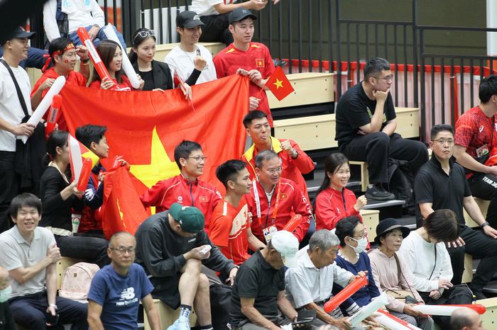 Các thành viên Đoàn thể thao Việt Nam có mặt cổ vũ cho Nguyễn Thị Tâm. Ảnh: BÙI LƯỢNG