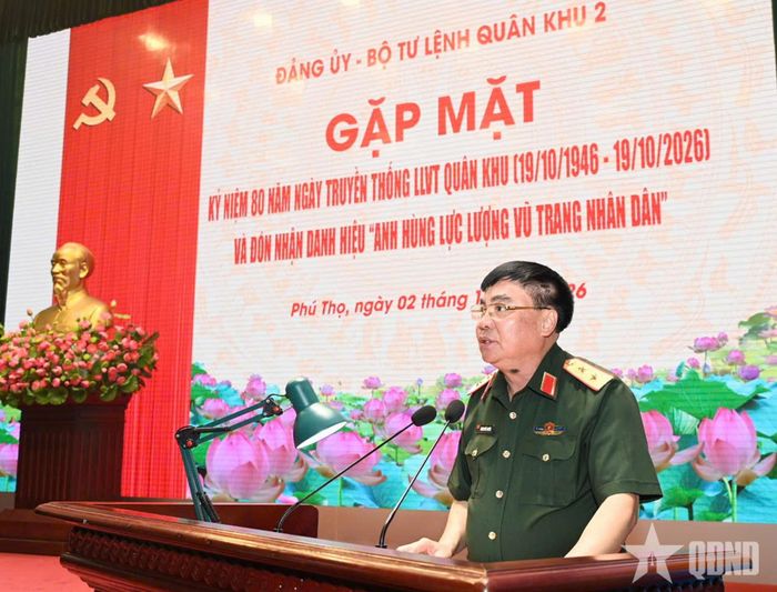 Trung tướng Phạm Đức Duyên, Bí thư Đảng ủy, Chính ủy Quân khu 2 phát biểu tại buổi gặp mặt.