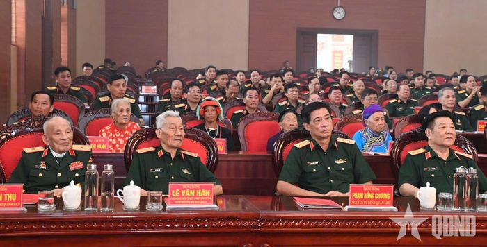 Các đại biểu tham dự gặp mặt.