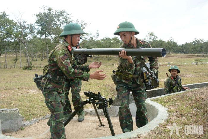 Các pháo thủ phối hợp làm công tác chuẩn bị chiến đấu.