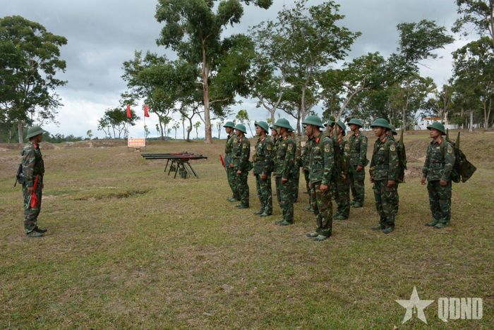 Thượng úy Nay Pháp, Trung đội trưởng Trung đội 2 (Đại đội Pháo binh 15) phổ biến ý định luyện tập cho các khẩu đội.