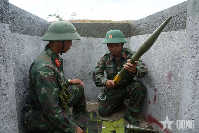 Trong công sự, việc chuẩn bị đạn được các pháo thủ thực hiện rất khẩn trương, thận trọng.