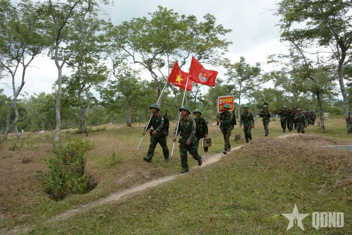 Cán bộ, chiến sĩ Đại đội Pháo binh 15 hành quân ra thao trường.
