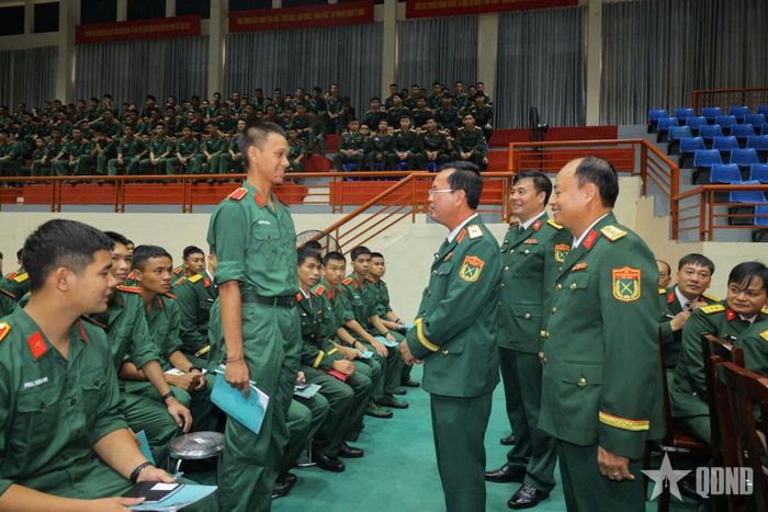  Lãnh đạo Trường Sĩ quan Lục quân 1 trò chuyện với học viên mới nhập học. Ảnh: Trường Sĩ quan Lục quân 1
