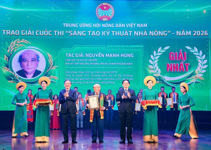 Trao giải tặng các cá nhân đạt giải cuộc thi "Sáng tạo kỹ thuật nhà nông" lần thứ 11.