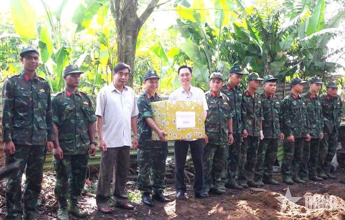 Lãnh đạo phường Đăk Cấm đến thăm hỏi, động viên cán bộ, chiến sĩ K53 đang thực hiện nhiệm vụ tại địa bàn.