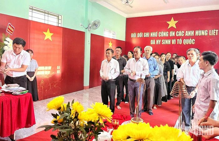 Hài cốt liệt sĩ được bảo quản, hương khói trước khi tổ chức lễ an táng ở xã Ba Động (tỉnh Quảng Ngãi).