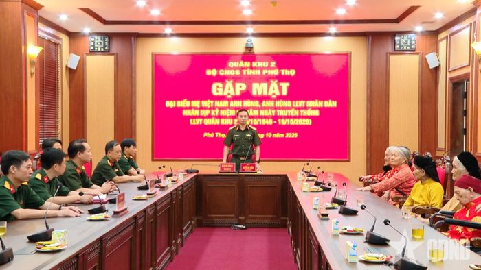 Quang cảnh buổi gặp mặt tri ân các Bà mẹ Việt Nam anh hùng và Anh hùng LLVT nhân dân nhân trên địa bàn tỉnh của Bộ CHQS tỉnh Phú Thọ.