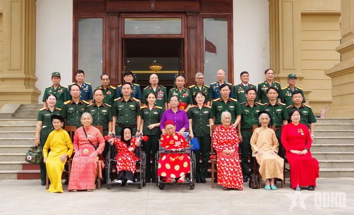 Lãnh đạo Bộ CHQS tỉnh Phú Thọ chụp ảnh lưu niệm cùng các Bà mẹ Việt Nam anh hùng và các Anh hùng LLVT nhân dân.