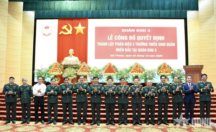 Các đại biểu dự buổi lễ.
