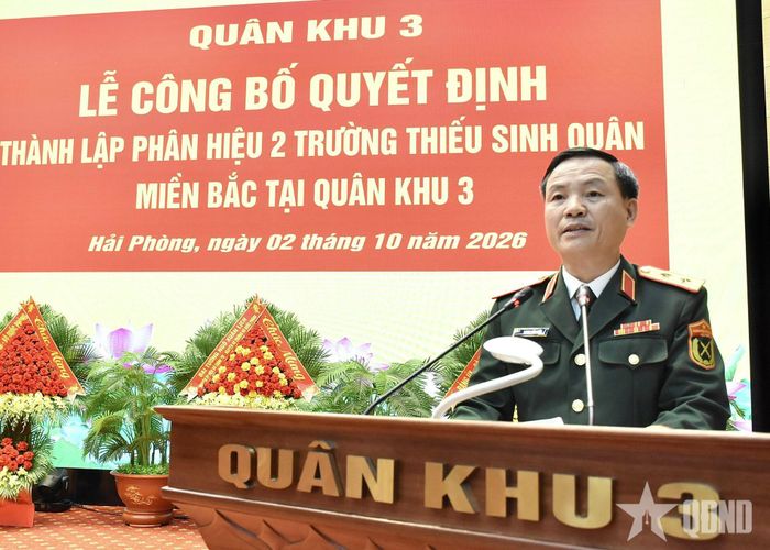 Trung tướng Lương Văn Kiểm, Tư lệnh Quân khu 3 phát biểu tại buổi lễ.