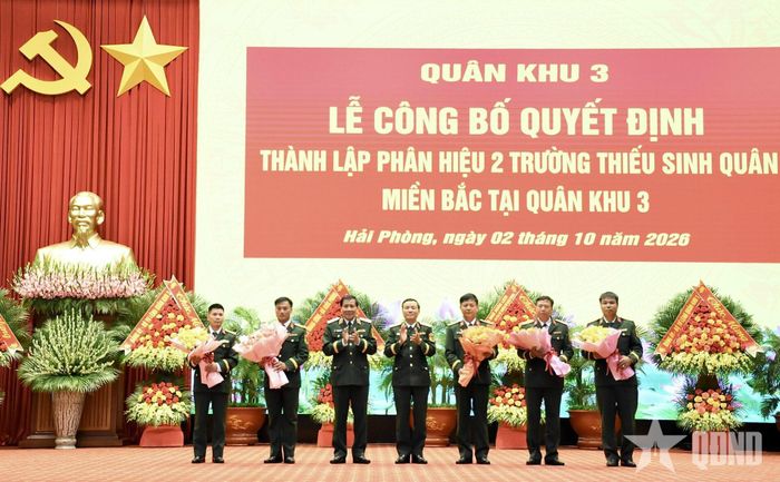 Ra mắt Ban giám hiệu Phân hiệu 2, Trường Thiếu sinh quân miền Bắc tại buổi lễ.