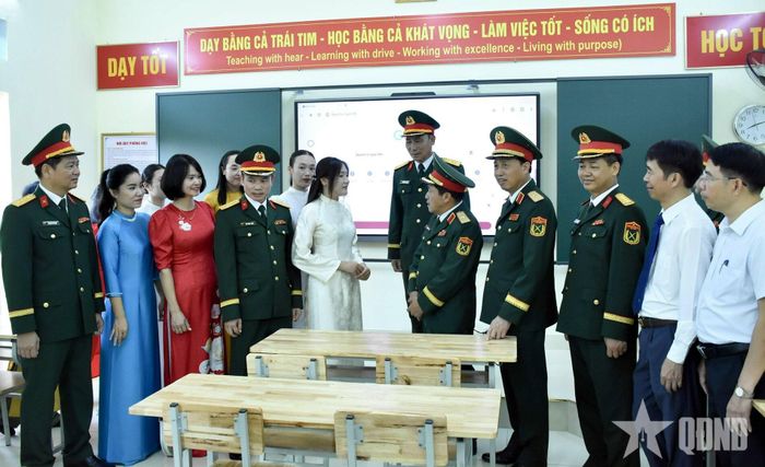 Các đại biểu tham quan cơ sở hạ tầng của Phân hiệu 2, Trường Thiếu sinh quân miền Bắc.