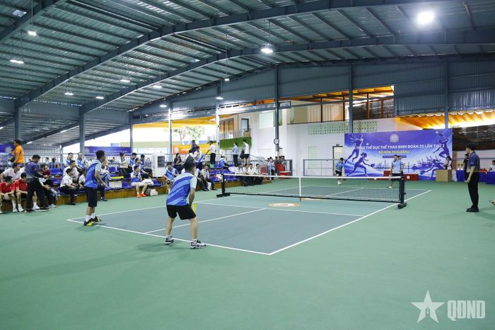Các vận động viên thi đấu đôi nam môn Pickleball. 