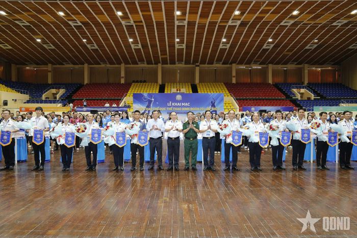 Ban tổ chức trao cờ lưu niệm tặng các đơn vị. 
