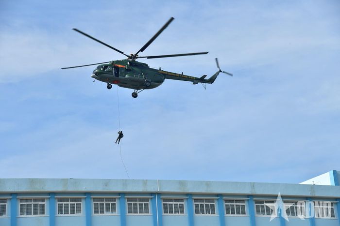 Diễn tập sử dụng trực thăng Không quân Việt Nam để triển khai lực lượng bắt giữ đối tượng khủng bố, giải cứu con tin trên nhà cao tầng.