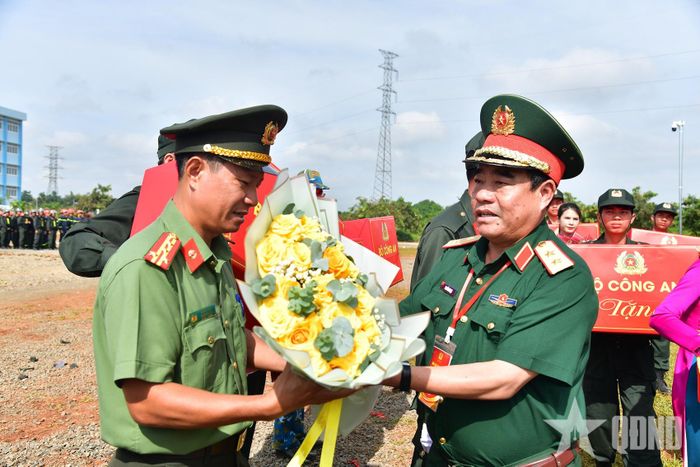  Trung tướng Nguyễn Bá Lực, Phó tổng Tham mưu trưởng tặng hoa chúc mừng các lực lượng hoàn thành nhiệm vụ diễn tập.
