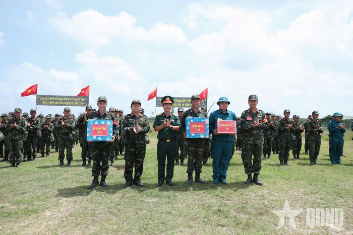 Lãnh đạo Bộ Tham mưu Quân khu 7 và Bộ CHQS tỉnh Tây Ninh tặng quà biểu dương đơn vị sau khi hoàn thành nội dung diễn tập.