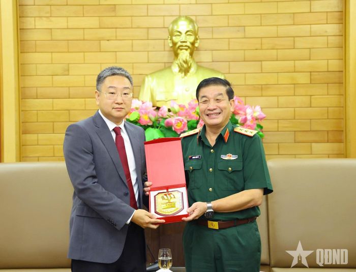 Thượng tướng Trương Thiên Tô trao quà lưu niệm tặng ông Trần Hoài Viễn, cháu nội Đại tướng Trần Canh.