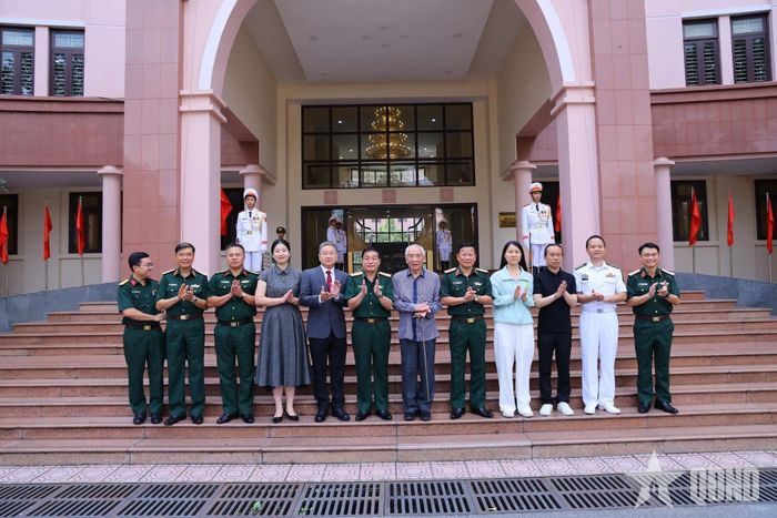 Thượng tướng Trương Thiên Tô và các đại biểu chụp ảnh với các thành viên trong đoàn.  