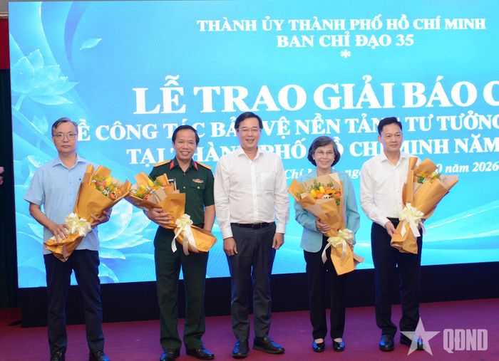 Các thành viên Ban giám khảo nhận hoa tri ân của Ban tổ chức.