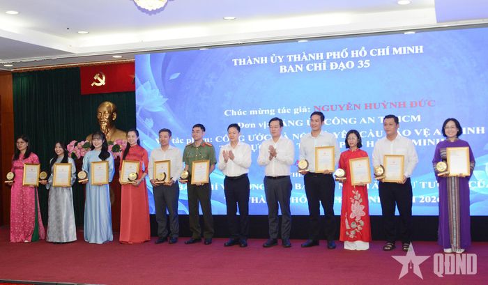  Các tác giả nhận giải thưởng.  