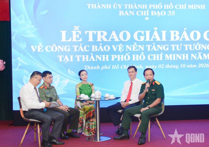  Đại tá Phan Tùng Sơn, thành viên Ban giám khảo (ngoài cùng, bên phải) và đại diện các tác giả đoạt giải cao giao lưu tại buổi lễ.  