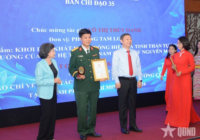  Đại diện nhóm tác giả thuộc Trường Sĩ quan Công binh với tác phẩm báo viết "Giữ vững thành trì tư tưởng trong kỷ nguyên số" nhận giải Khuyến khích.  