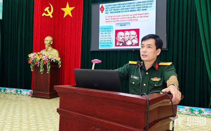 Đại tá, PGS, TS Trần Hồng Hải (Học viện Chính trị) giảng chuyên đề cao cấp lý luận chính trị cho đối tượng chỉ huy trưởng ban chỉ huy quân sự cấp xã tại Quân khu 5.