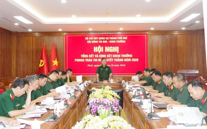Quang cảnh hội nghị tổng kết, bình xét khen thưởng Phong trào Thi đua Quyết thắng năm 2026 của Bộ CHQS TP Huế.