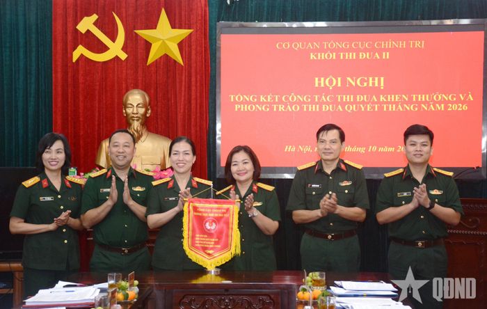  Các đại biểu chúc mừng thành công hội nghị.