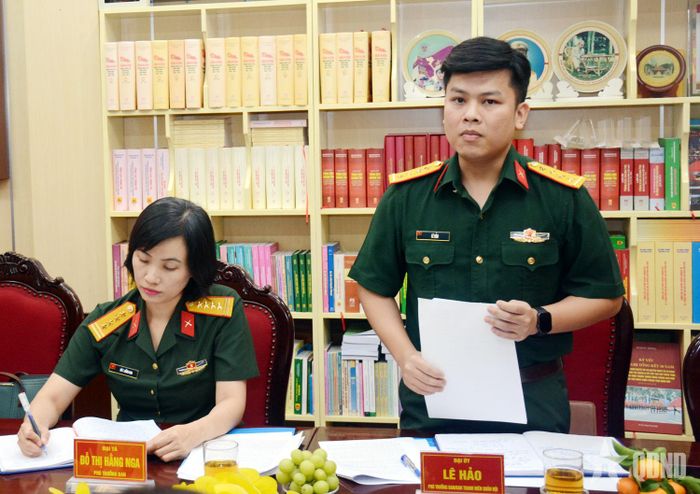  Đại úy Lê Hảo, Phó trưởng ban Thanh niên Quân đội phát biểu tại hội nghị.