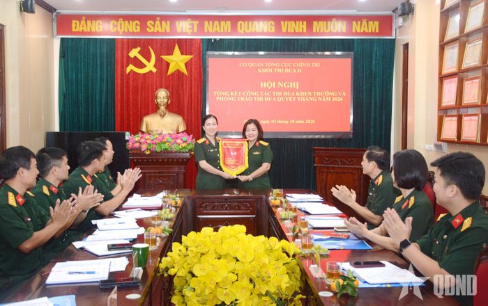  Đại diện Ban Phụ nữ Quân đội trao cờ thường trực của khối cho đại diện Ban Công đoàn Quốc phòng.