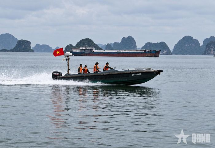 Cục Cứu hộ - Cứu nạn đề nghị các cơ quan, đơn vị Quân đội chủ động ứng phó với không khí lạnh, lốc, sét, mưa đá. Trong ảnh: Lực lượng Bộ đội Biên phòng TP Quảng Ninh tuần tra, sẵn sàng ứng phó các tình huống về thiên tai, sự cố trên biển. Ảnh: qdnd.vn