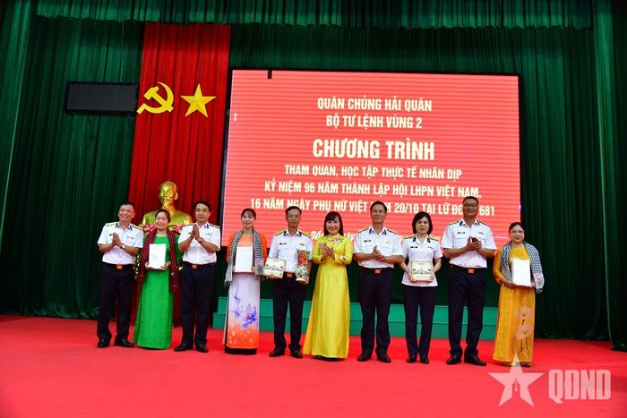 Đại diện Hội Liên hiệp Phụ nữ Thành phố Hồ Chí Minh tặng quà Lữ đoàn 681 và Hội Phụ nữ Vùng 2 Hải quân.  