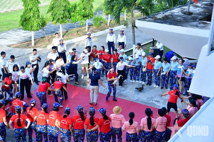 Các hội viên tham gia các trò chơi dân gian.